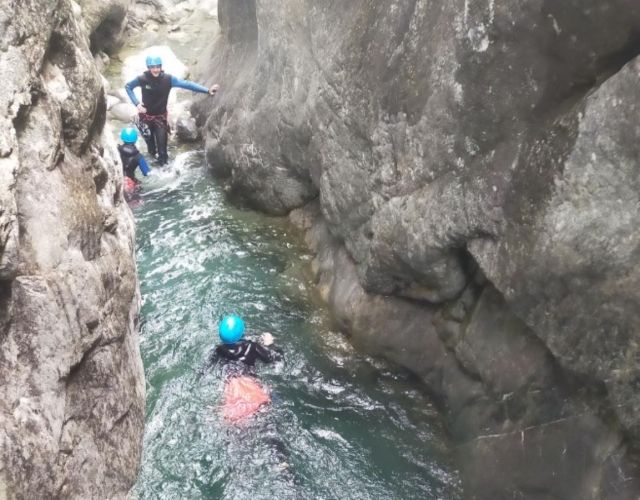  Nuotare lungo le strette pareti durante la nostra sessione di canyoning 