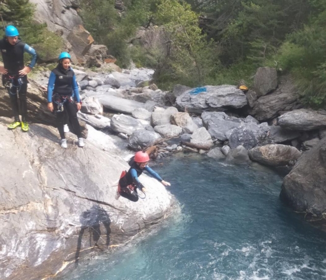  Discesa in corda doppia durante la nostra sessione di canyoning 