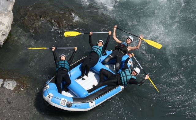  Fuga di rafting con gli amici 