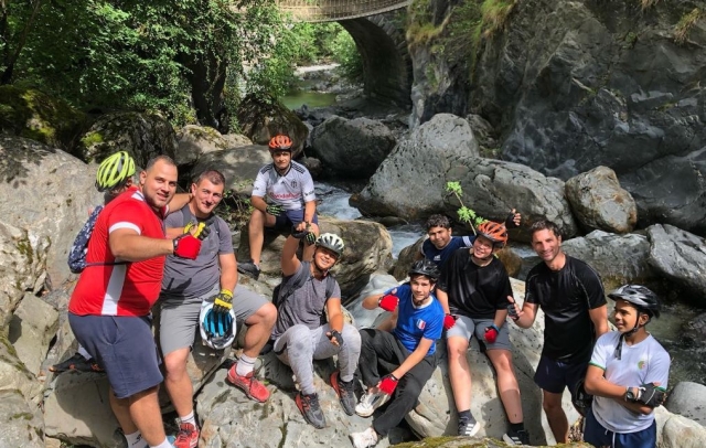  Partecipa ad un'escursione in mountain bike con gli amici 