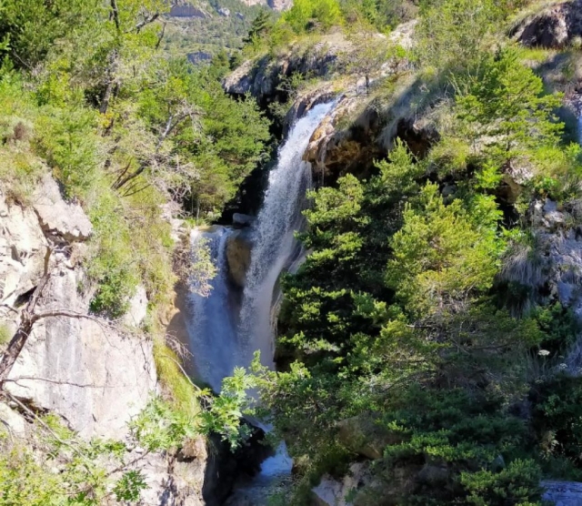 Vista panoramica della cascata del canyon 