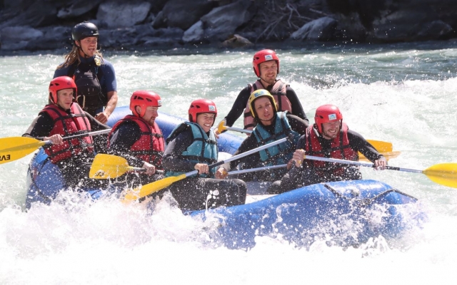 Sessione di rafting movimentata 