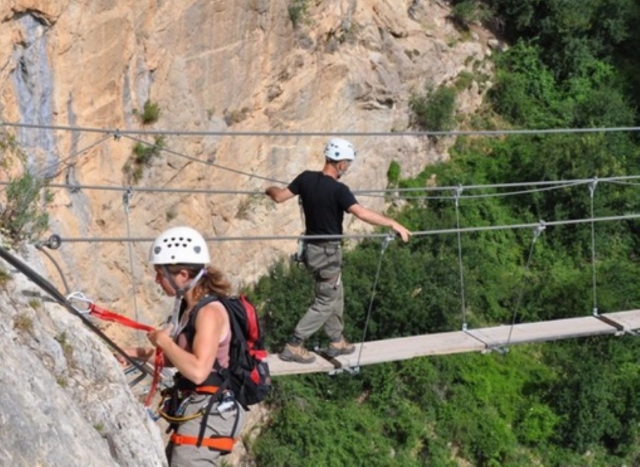  Vieni a provare il ponte sospeso durante una sessione di via ferrata