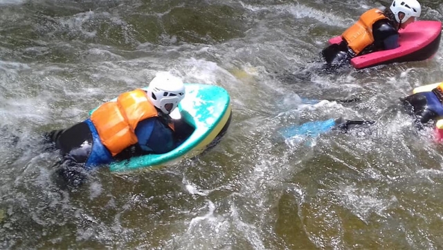 Wildwasserabstieg mit einem Schwimmkörper