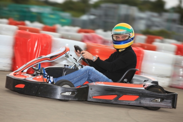  与朋友在约讷举行卡丁车比赛 