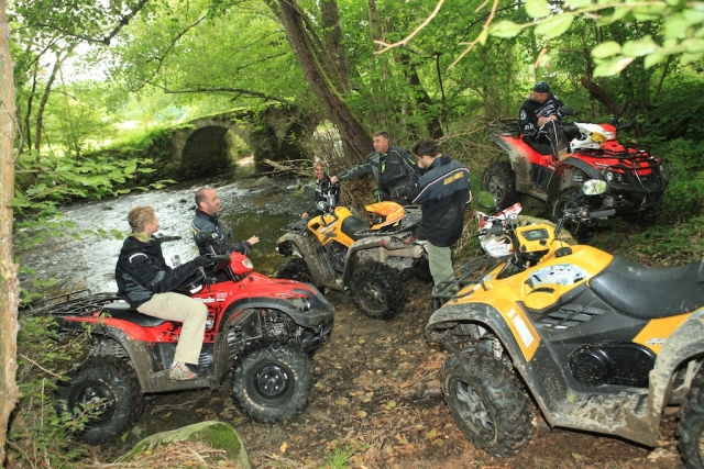  与专业人士一起骑四轮摩托车