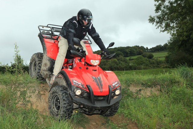  在勃艮第乘坐四轮摩托车 