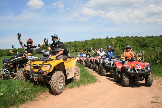  在 89 世纪驾驶四轮摩托车 