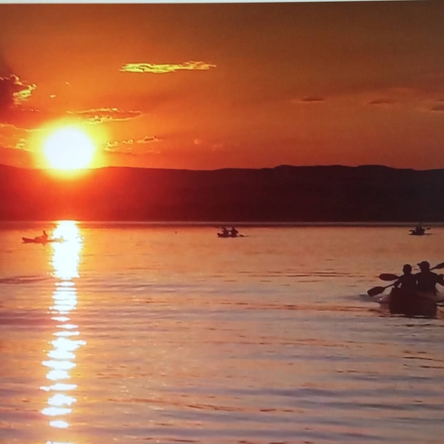 Coucher de soleil magique à admirer depuis le canoë