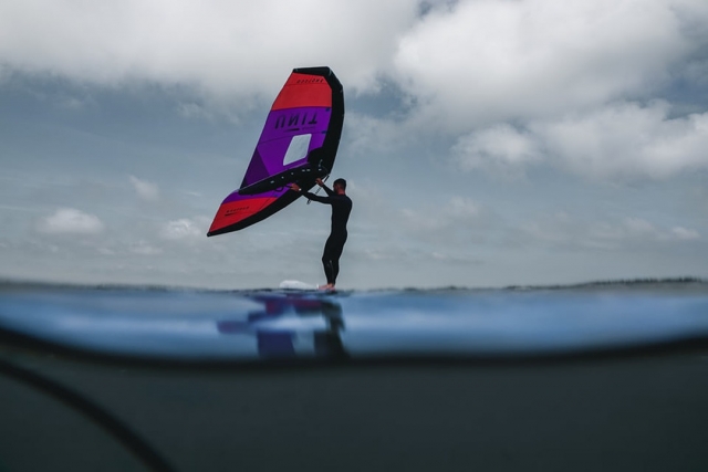 En pleine navigation en wing foil