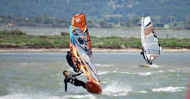Windsurfeur en pleine action