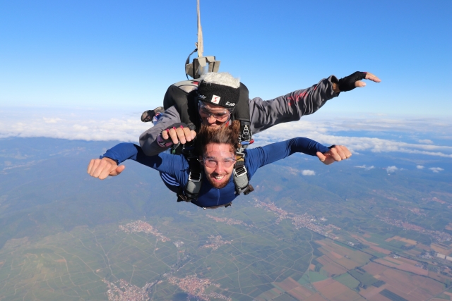  与 Alsace Parachutisme 一起双人双人跳伞 