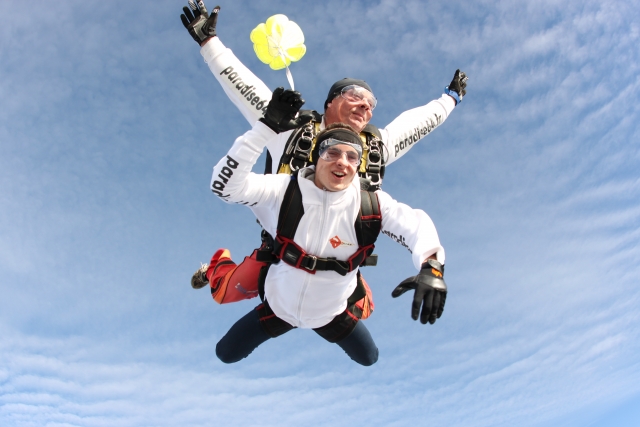 Votre moniteur déployant le parachute 
