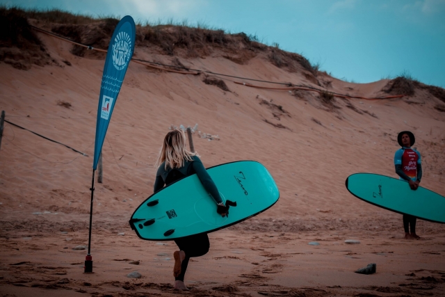 En route pour s'aventurer sur les vagues