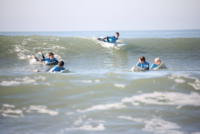 Cours de découverte de surf pour les petits