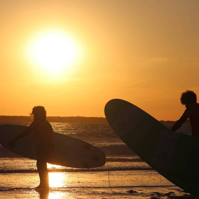  Surfen in der Abenddämmerung 