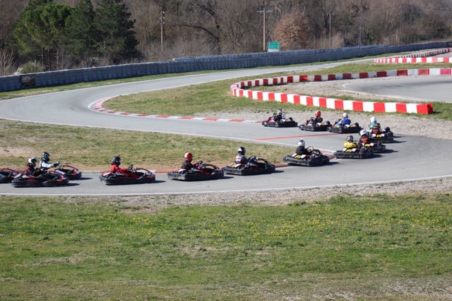  raza de kart en circuito