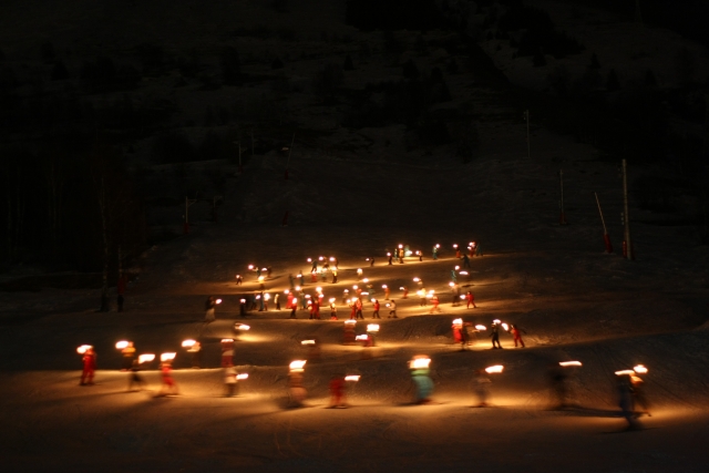  descida de esqui com tochas 