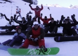 Cours collectif de snowboard pendant les vacances scolaires