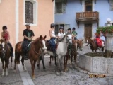 Cheval dans un village pittoresque