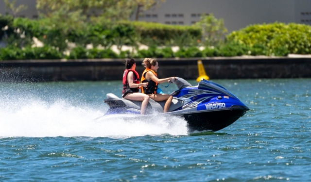  Genießen Sie einen adrenalingeladenen Nachmittag mit unserem leistungsstarken Jetski