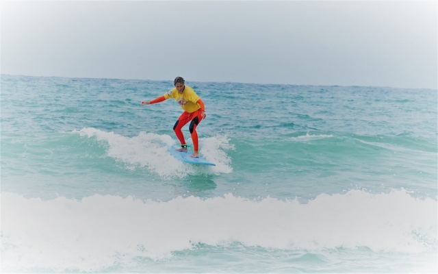  Surfeando en las aguas de la playa de Porge 