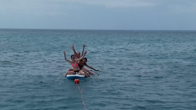  Stand Up Paddle with friends 