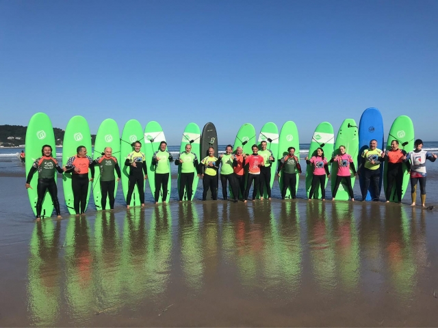  Groups of surfers after the group lesson 