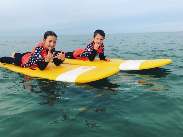  The children are comfortable on their boards 