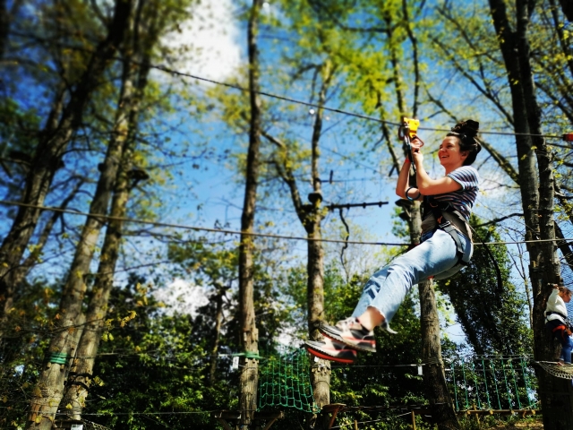 Le bonheur de la tyrolienne entre les arbres