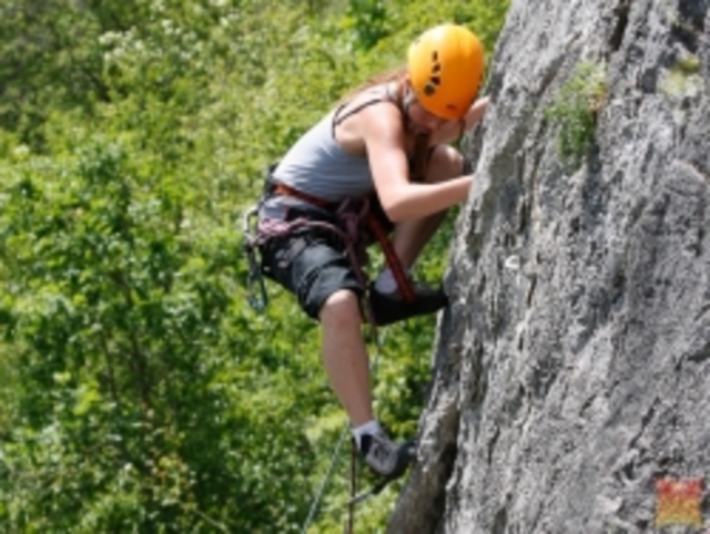 Escalada con emoción en los acantilados deportivos