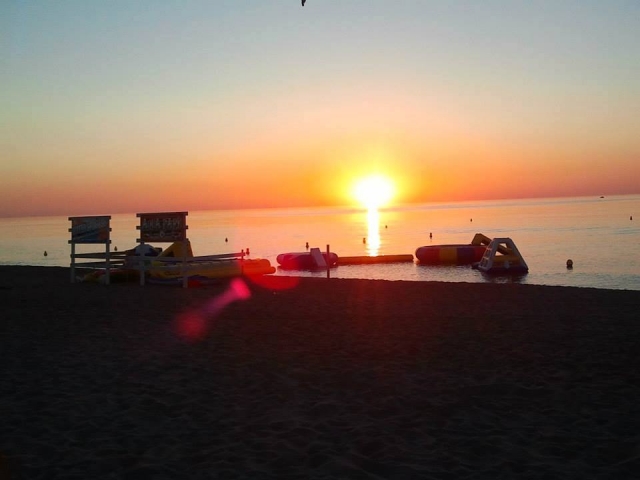 Base de loisirs au coucher de soleil