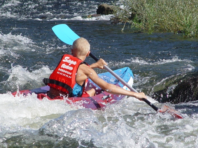 Kayak dans les rapides de la Dordogne