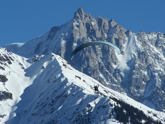 Survolez les montagnes enneigées derrière les Dents de Lanfon