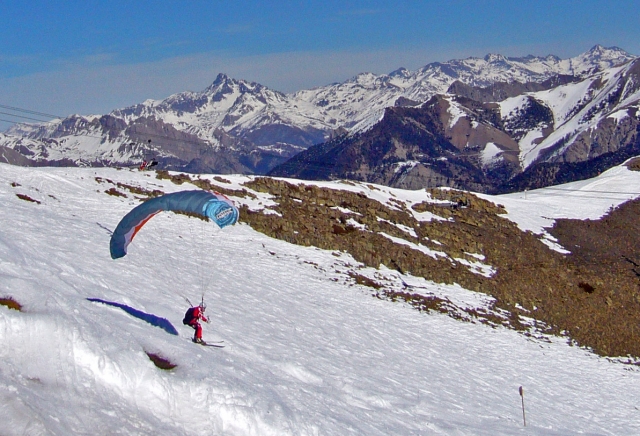 Notre moniteur en parapente à skis pour une session extraordinaire !