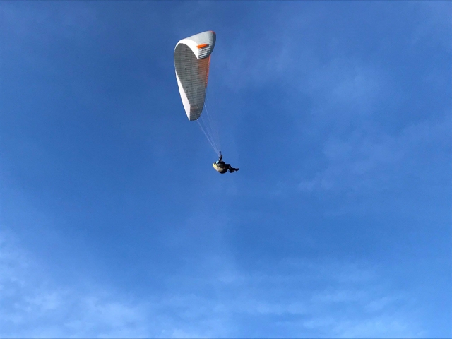 Parapente en pleno vuelo 