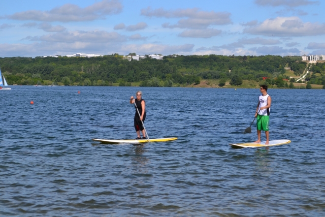  Paddle surfing 