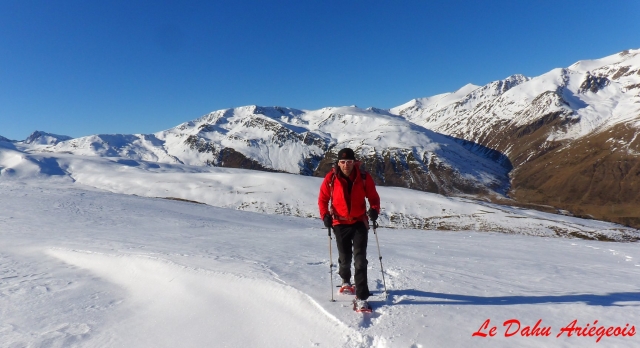  L'escursionista e le sue racchette da neve 