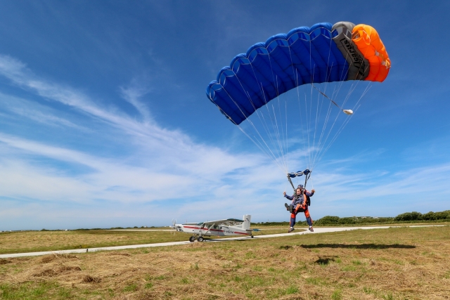  Parachute landing 