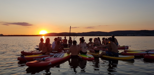  Pôr do sol em grupo no paddle surf
