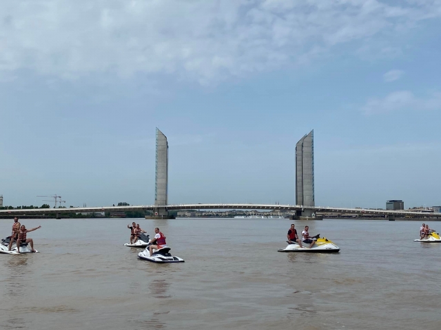  Ride on a jet ski under the Jacques Chaban-Delmas bridge 