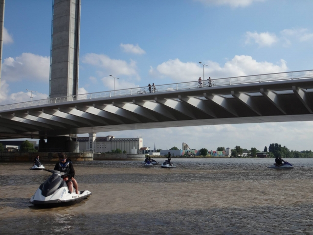 Passage under the Jacques Chaban-Delmas bridge by jet ski 