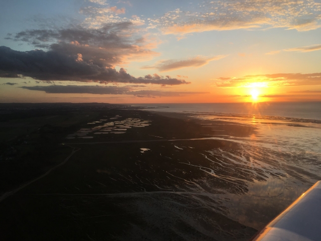 Vol en avion au crépuscule