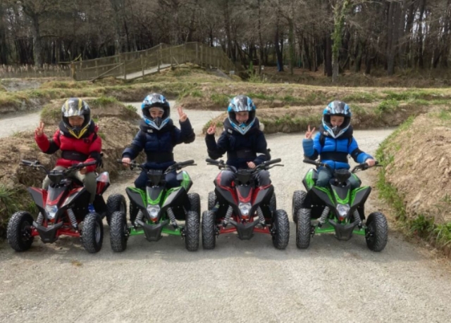  适合初学者和经验丰富的儿童的四轮摩托车活动 