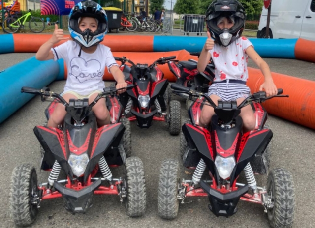  与经验丰富的教练一起学习掌握四轮摩托车 