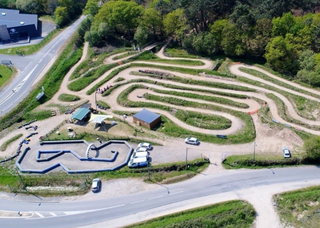  适合四轮摩托车比赛的赛道 