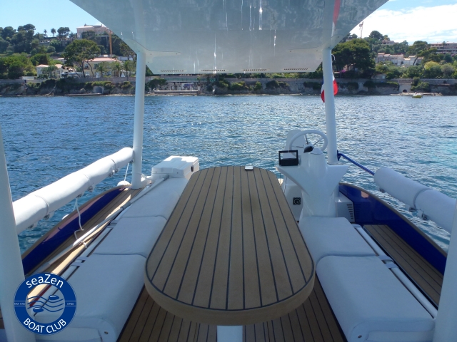  Enjoy a spacious table on the Seazen boat 