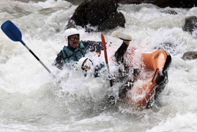  rafting em corrente rápida 