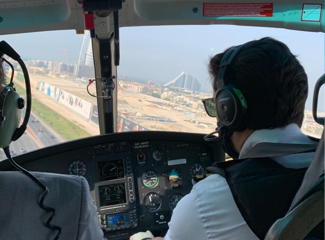  Nella cabina di pilotaggio dell'elicottero 