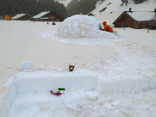 Iglu-Bau mit Wandern im Savoie-Jura
